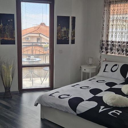 Black And White Apartment Karlovo Extérieur photo